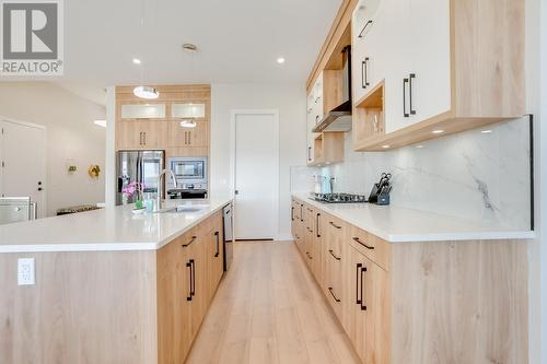 1495 Fairwood Lane, Kelowna, BC - Indoor Photo Showing Kitchen With Upgraded Kitchen