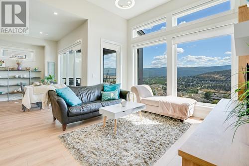 1495 Fairwood Lane, Kelowna, BC - Indoor Photo Showing Living Room