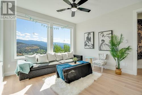 1495 Fairwood Lane, Kelowna, BC - Indoor Photo Showing Living Room