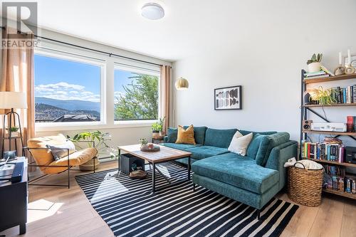 1495 Fairwood Lane, Kelowna, BC - Indoor Photo Showing Living Room