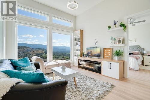 1495 Fairwood Lane, Kelowna, BC - Indoor Photo Showing Living Room