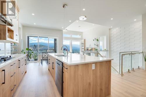 1495 Fairwood Lane, Kelowna, BC - Indoor Photo Showing Kitchen With Upgraded Kitchen