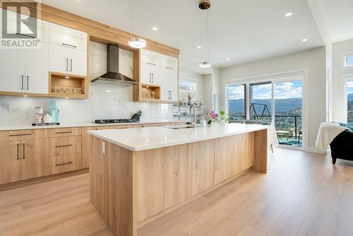 1495 Fairwood Lane, Kelowna, BC - Indoor Photo Showing Kitchen With Upgraded Kitchen