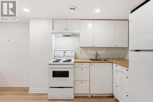 377 Applegrove Avenue, Peterborough (Northcrest), ON - Indoor Photo Showing Kitchen