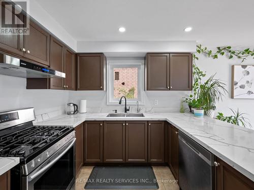 33 Echoridge Drive, Brampton (Fletcher'S Meadow), ON - Indoor Photo Showing Kitchen With Double Sink