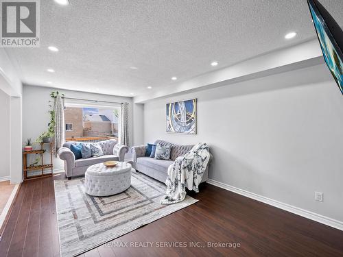 33 Echoridge Drive, Brampton (Fletcher'S Meadow), ON - Indoor Photo Showing Living Room