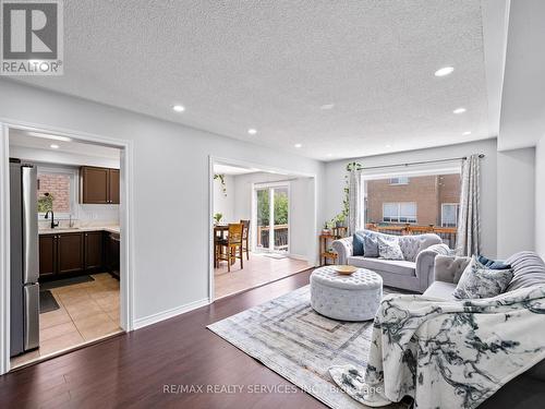 33 Echoridge Drive, Brampton (Fletcher'S Meadow), ON - Indoor Photo Showing Living Room