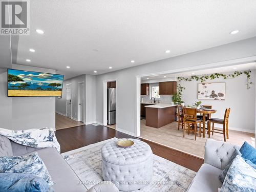 33 Echoridge Drive, Brampton (Fletcher'S Meadow), ON - Indoor Photo Showing Living Room