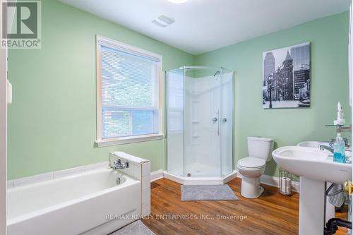 11 Green Meadow Road, Hamilton (Sunninghill), ON - Indoor Photo Showing Bathroom