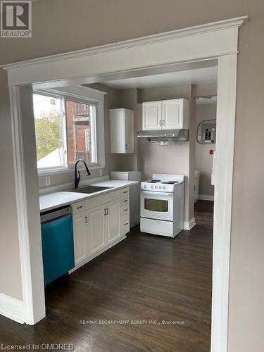 4 - 815 Main Street E, Hamilton, ON - Indoor Photo Showing Kitchen