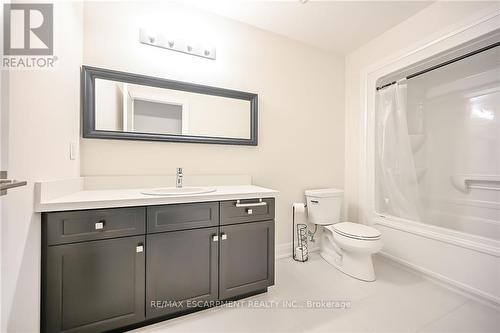 14 Bayberry Lane, Hamilton, ON - Indoor Photo Showing Bathroom