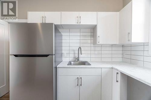 131 Margaret Avenue, Wallaceburg, ON - Indoor Photo Showing Kitchen With Upgraded Kitchen