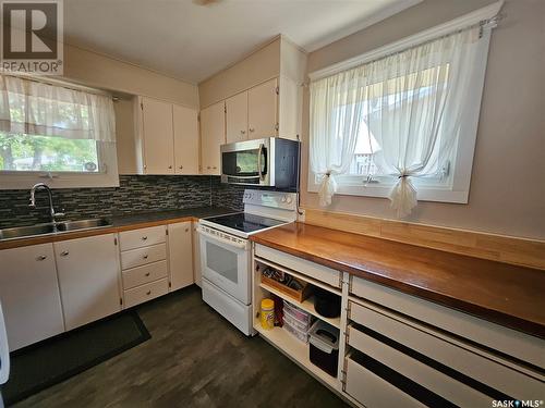 5730 2Nd Avenue N, Regina, SK - Indoor Photo Showing Kitchen With Double Sink