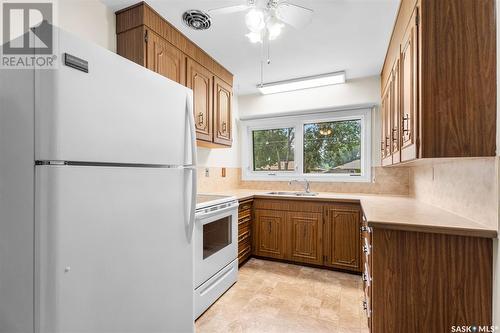 2417 Royal Avenue, Saskatoon, SK - Indoor Photo Showing Kitchen