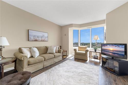 200 Limeridge Road W|Unit #604, Hamilton, ON - Indoor Photo Showing Living Room