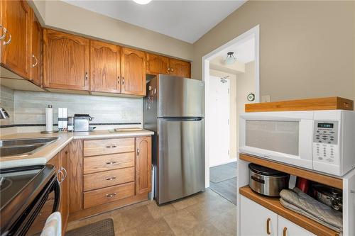 200 Limeridge Road W|Unit #604, Hamilton, ON - Indoor Photo Showing Kitchen