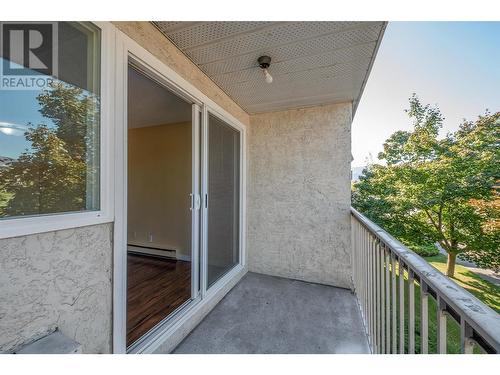 625 Rowcliffe Avenue Unit# 205, Kelowna, BC - Outdoor With Exterior