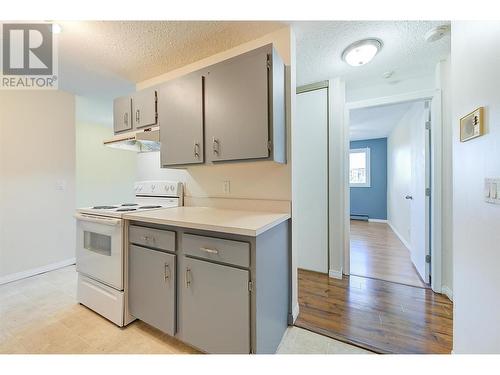 625 Rowcliffe Avenue Unit# 205, Kelowna, BC - Indoor Photo Showing Kitchen