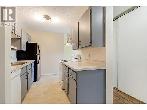 625 Rowcliffe Avenue Unit# 205, Kelowna, BC - Indoor Photo Showing Kitchen