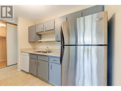 625 Rowcliffe Avenue Unit# 205, Kelowna, BC - Indoor Photo Showing Kitchen With Double Sink