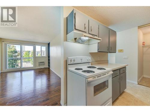 625 Rowcliffe Avenue Unit# 205, Kelowna, BC - Indoor Photo Showing Kitchen