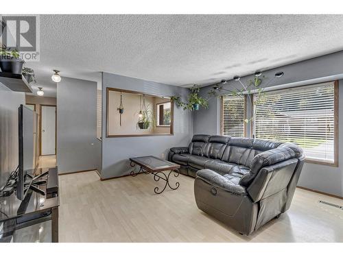 3904 Bellamy Road, Prince George, BC - Indoor Photo Showing Living Room