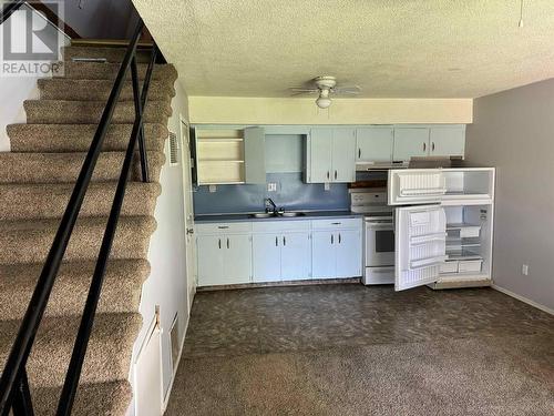 7676 255 Road, Fort St. John, BC - Indoor Photo Showing Kitchen With Double Sink