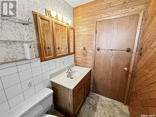 711 7Th Avenue Ne, Swift Current, SK - Indoor Photo Showing Bathroom