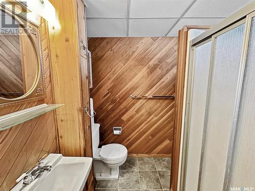 711 7Th Avenue Ne, Swift Current, SK - Indoor Photo Showing Bathroom