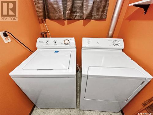 711 7Th Avenue Ne, Swift Current, SK - Indoor Photo Showing Laundry Room