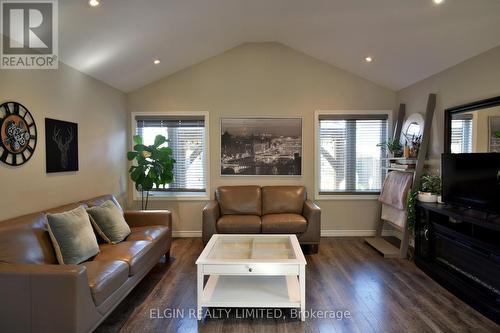 85 Westlake Drive, St. Thomas, ON - Indoor Photo Showing Living Room