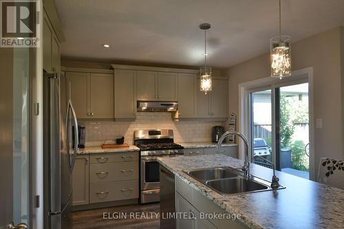 85 Westlake Drive, St. Thomas, ON - Indoor Photo Showing Kitchen With Double Sink With Upgraded Kitchen