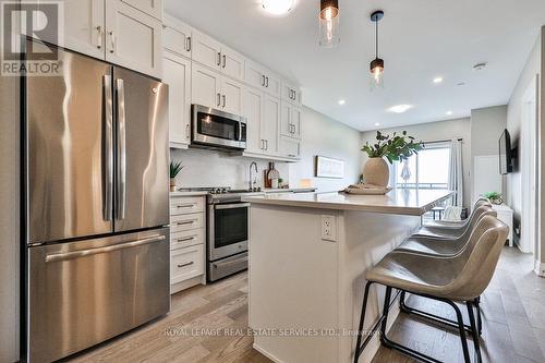 423 - 102 Grovewood Common, Oakville, ON - Indoor Photo Showing Kitchen With Stainless Steel Kitchen With Upgraded Kitchen