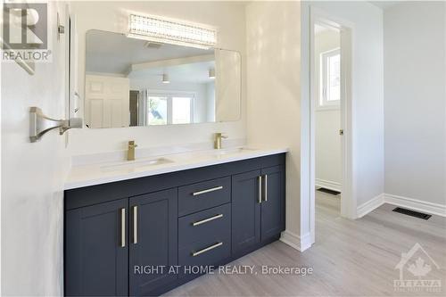 4 Balding Crescent, Ottawa, ON - Indoor Photo Showing Bathroom