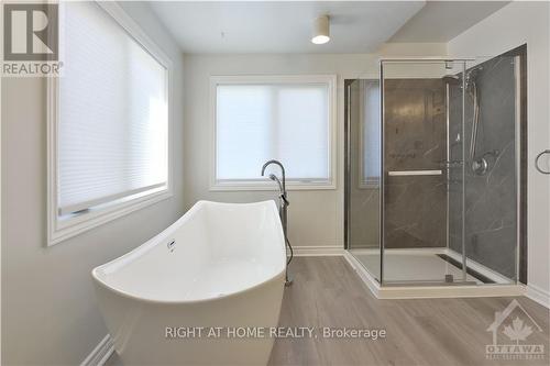 4 Balding Crescent, Ottawa, ON - Indoor Photo Showing Bathroom