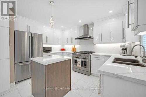 17 Michaela Crescent, Pelham, ON - Indoor Photo Showing Kitchen With Double Sink With Upgraded Kitchen