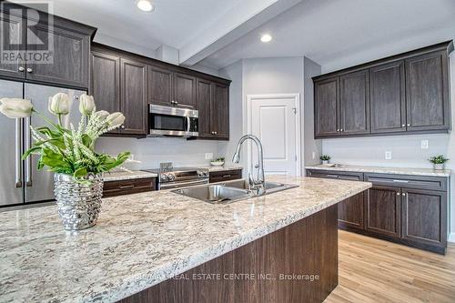 104 Arrowhead Lane, Chatham-Kent (Chatham), ON - Indoor Photo Showing Kitchen With Double Sink With Upgraded Kitchen