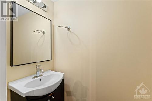 2210 Saturn Crescent, Ottawa, ON - Indoor Photo Showing Bathroom