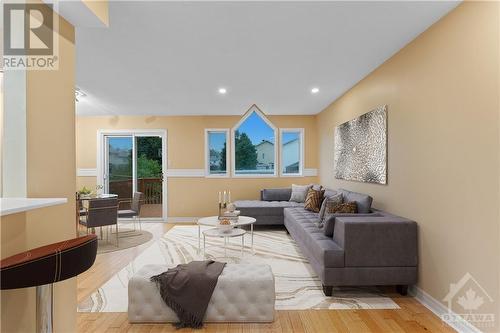 2210 Saturn Crescent, Ottawa, ON - Indoor Photo Showing Living Room