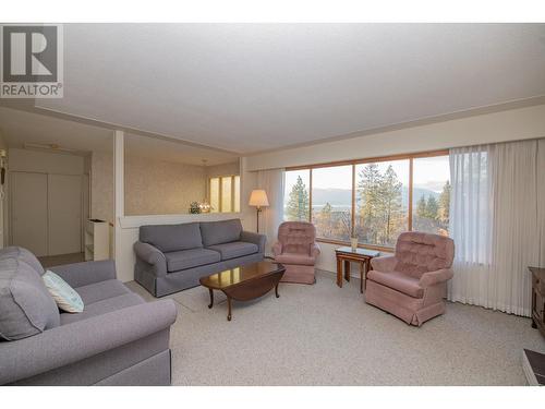 3975 Todd Road, Kelowna, BC - Indoor Photo Showing Living Room