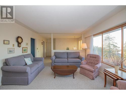 3975 Todd Road, Kelowna, BC - Indoor Photo Showing Living Room