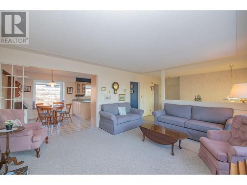 3975 Todd Road, Kelowna, BC - Indoor Photo Showing Living Room