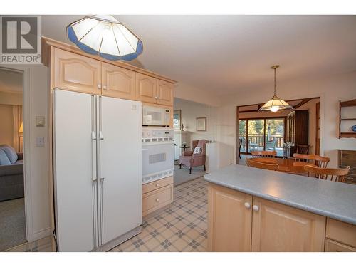 3975 Todd Road, Kelowna, BC - Indoor Photo Showing Kitchen