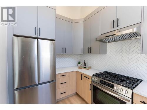 883 Loseth Drive, Kelowna, BC - Indoor Photo Showing Kitchen With Upgraded Kitchen