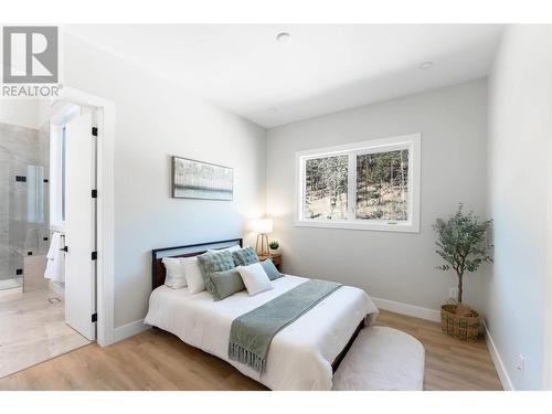 883 Loseth Drive, Kelowna, BC - Indoor Photo Showing Bedroom