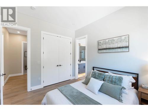 883 Loseth Drive, Kelowna, BC - Indoor Photo Showing Bedroom