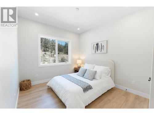 883 Loseth Drive, Kelowna, BC - Indoor Photo Showing Bedroom