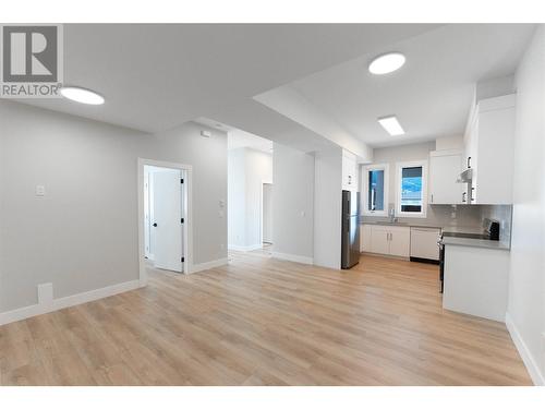 883 Loseth Drive, Kelowna, BC - Indoor Photo Showing Kitchen