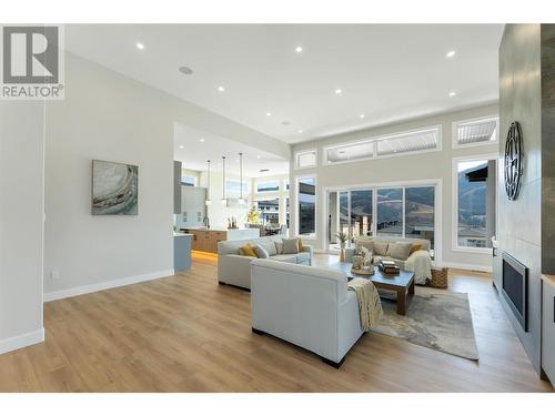 883 Loseth Drive, Kelowna, BC - Indoor Photo Showing Living Room