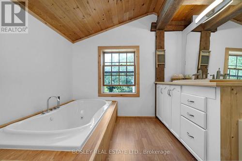 5216 Trafalgar Road, Erin, ON - Indoor Photo Showing Bathroom